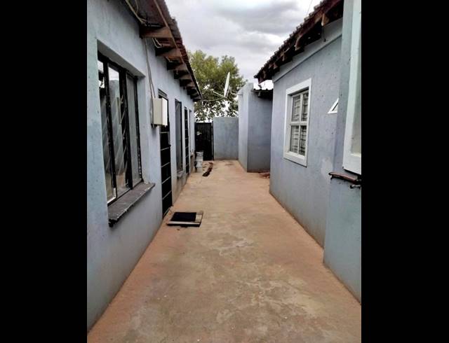 3 BEDROOM HOUSE FOR SALE IN SLOVOVILLE